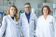 Od lewej: prof. PRz A. Stec, prof. D. Słyś, prof. PRz D. Papciak,
