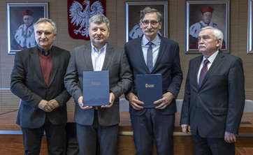 Od lewej: prof. T. Siwowski, prof. P. Koszelnik, mgr inż. arch. A. Sapeta, prof. M. Gosztyła,